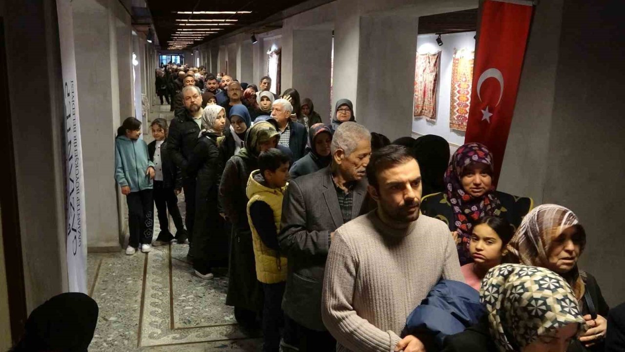 Gaziantep’te ’Mukaddes Emanetler Sergisi’ne yoğun ilgi: Uzun kuyruklar oluştu