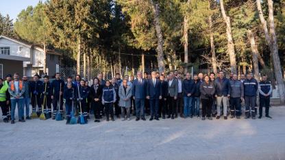 Gaziemir’in mezarlıklarında bayram temizliği