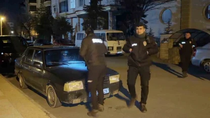 Gece yarısı kornası takılı kalan araç mahalleyi ayağa kaldırdı