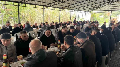 Gelenek sürüyor: Tüm mahalle bir araya gelerek bayramı kutladı