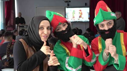 Genç kadınlar, Karagöz ile Hacivat olup "Kâbe’de Hacılar" ilahisini işaret diliyle sahneledi