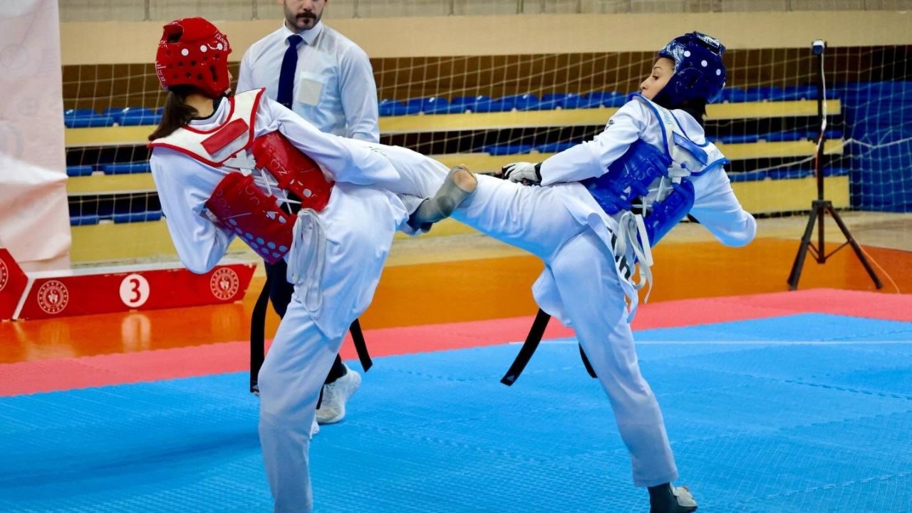 Genç tekvandocular Bilecik’te madalya için mücadele ediyor