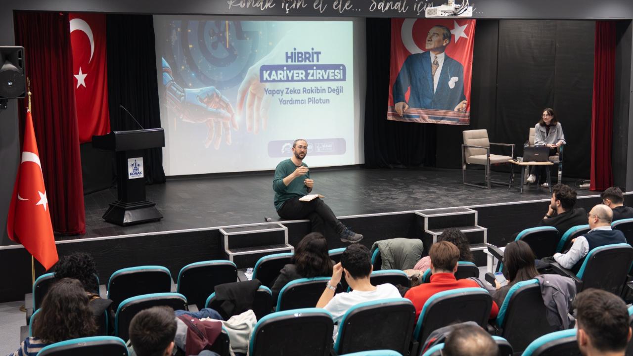 Gençler ‘Hibrit Kariyer Zirvesi’ için Konak’ta bir araya geldi