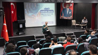 Gençler ‘Hibrit Kariyer Zirvesi’ için Konak’ta bir araya geldi