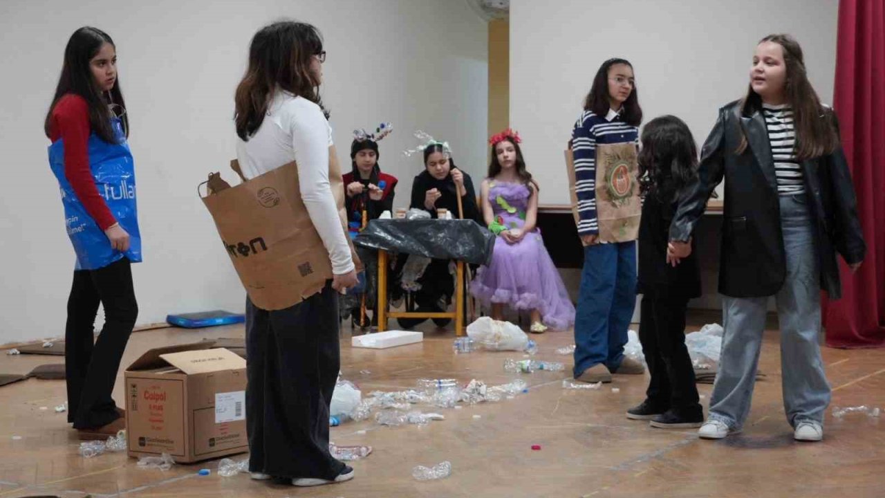 Gençler ’Plastik Rüyalar’la sahneye çıktı izleyenlerden tam not aldı