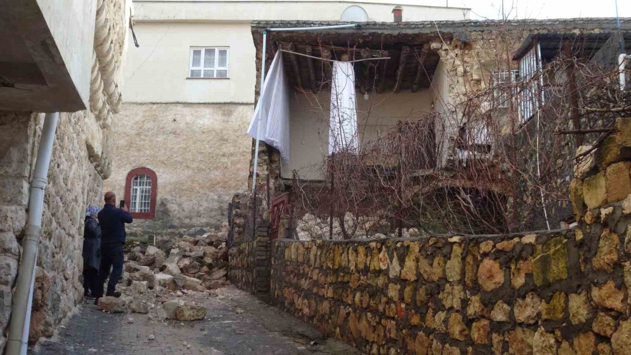 Gercüş’te sağanak yağışlara dayanamayan ev çöktü