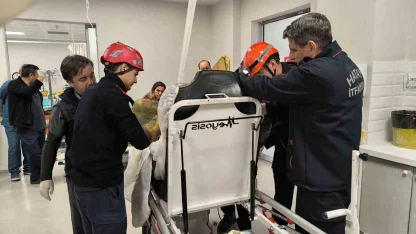 Göğüs boşluğuna demir saplanan hastanın ameliyatına itfaiye girdi