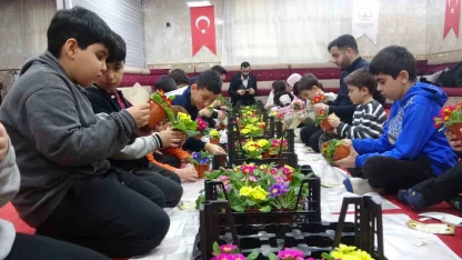 Gönüllere dokunan imam: Çocuklarla hazırladıkları çiçeklerle herkesi camiye davet ediyor