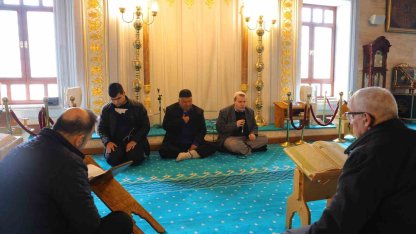 Görme engelli üç hafız Ramazan boyunca mukabele okuyor