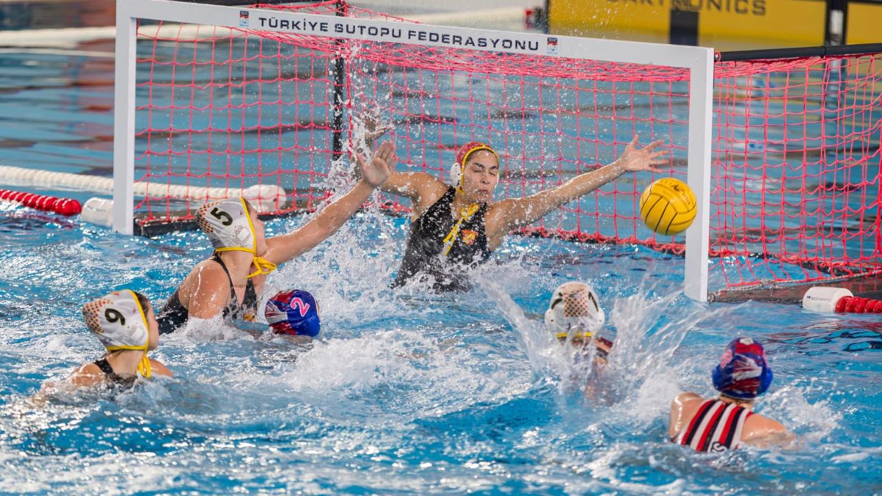 Göztepe’nin Avrupa zaferine Başkan Tugay da eşlik etti