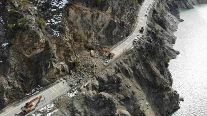 Gümüşhane - Giresun kara yolunu kapatan heyelan havadan görüntülendi