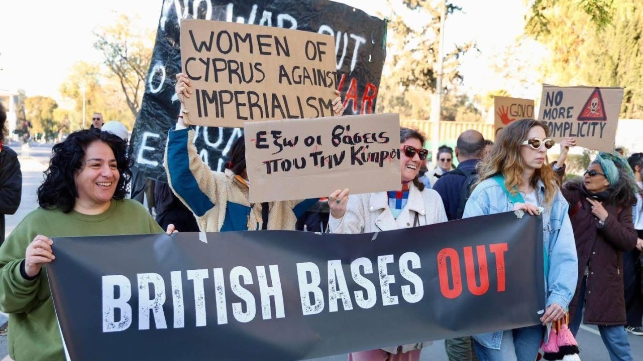 Güney Kıbrıs’ta fırlatma rampası protestosu