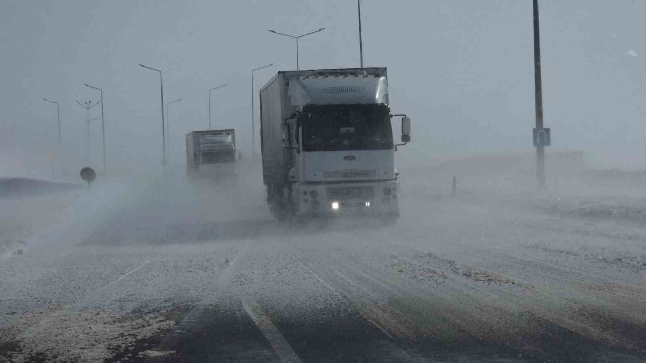 Güzeldere Geçidi’nde tipi trafiği olumsuz etkiliyor