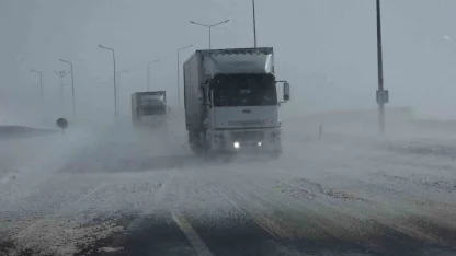 Güzeldere Geçidi’nde tipi trafiği olumsuz etkiliyor
