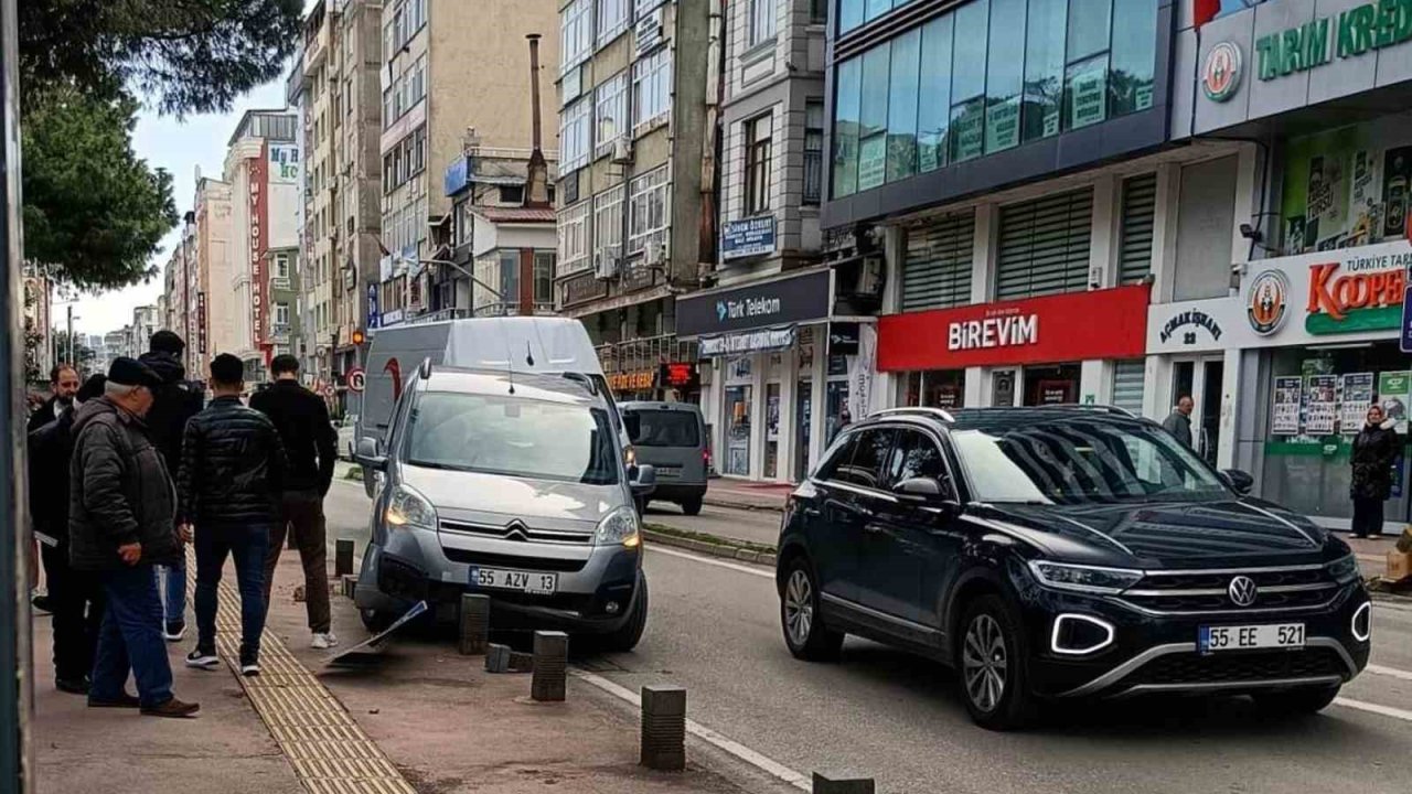 Hafif ticari araç kaldırıma çıktı, trafik levhası ve dubayı devirdi