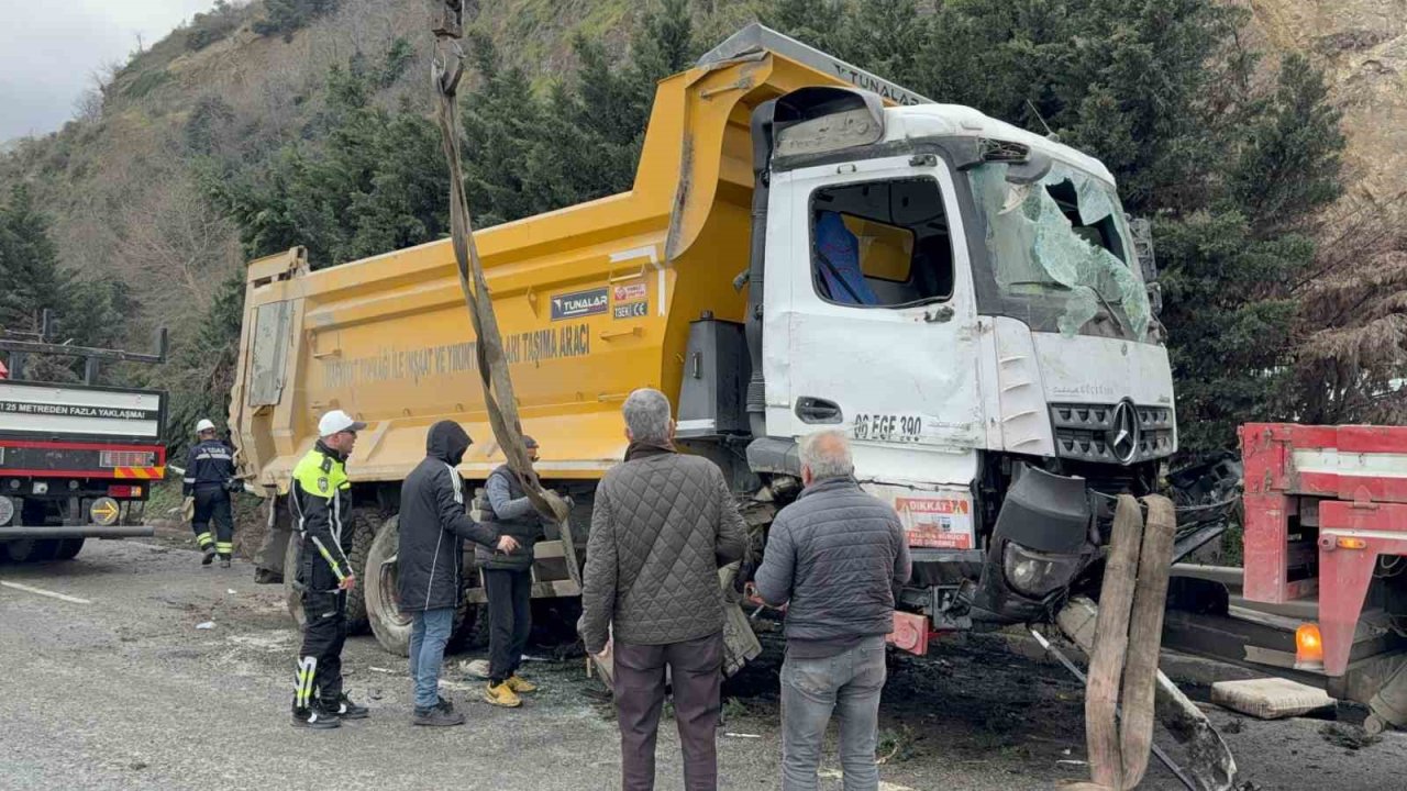 Hafriyat kamyonu refüje daldı, sürücü yaralandı