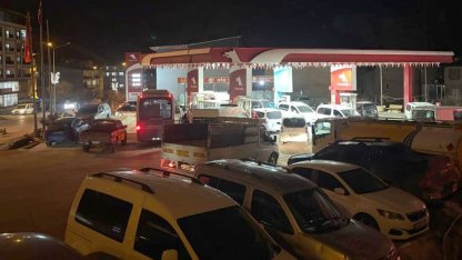 Hakkari’de akaryakıt kuyruğu: Zam beklentisi istasyonları doldurdu