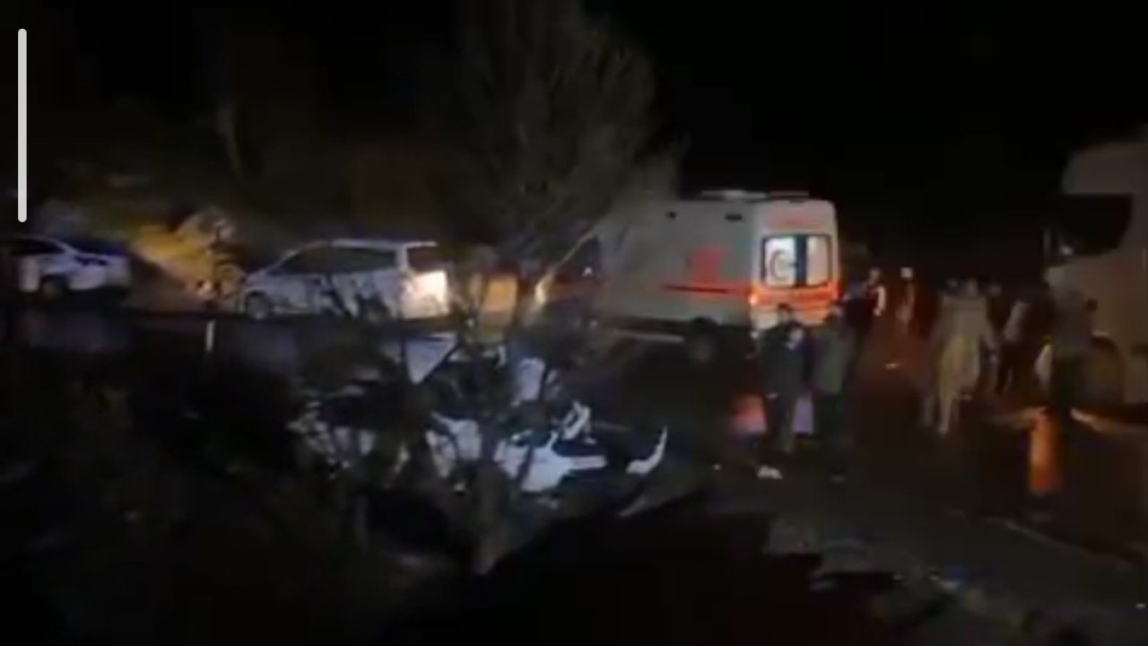 Hakkâri’de tır otomobille çarpıştı: 2 yaralı