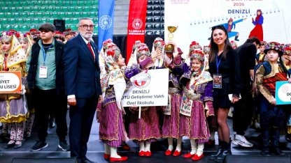 Halk oyunlarında okullar sahne aldı