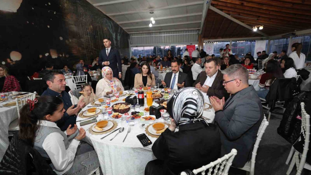 Hatay’da koruyucu aileler iftar sofrasında bir araya geldi