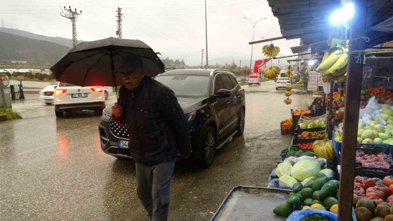 Hatay’da kuvvetli sağanak yağış etkili oluyor