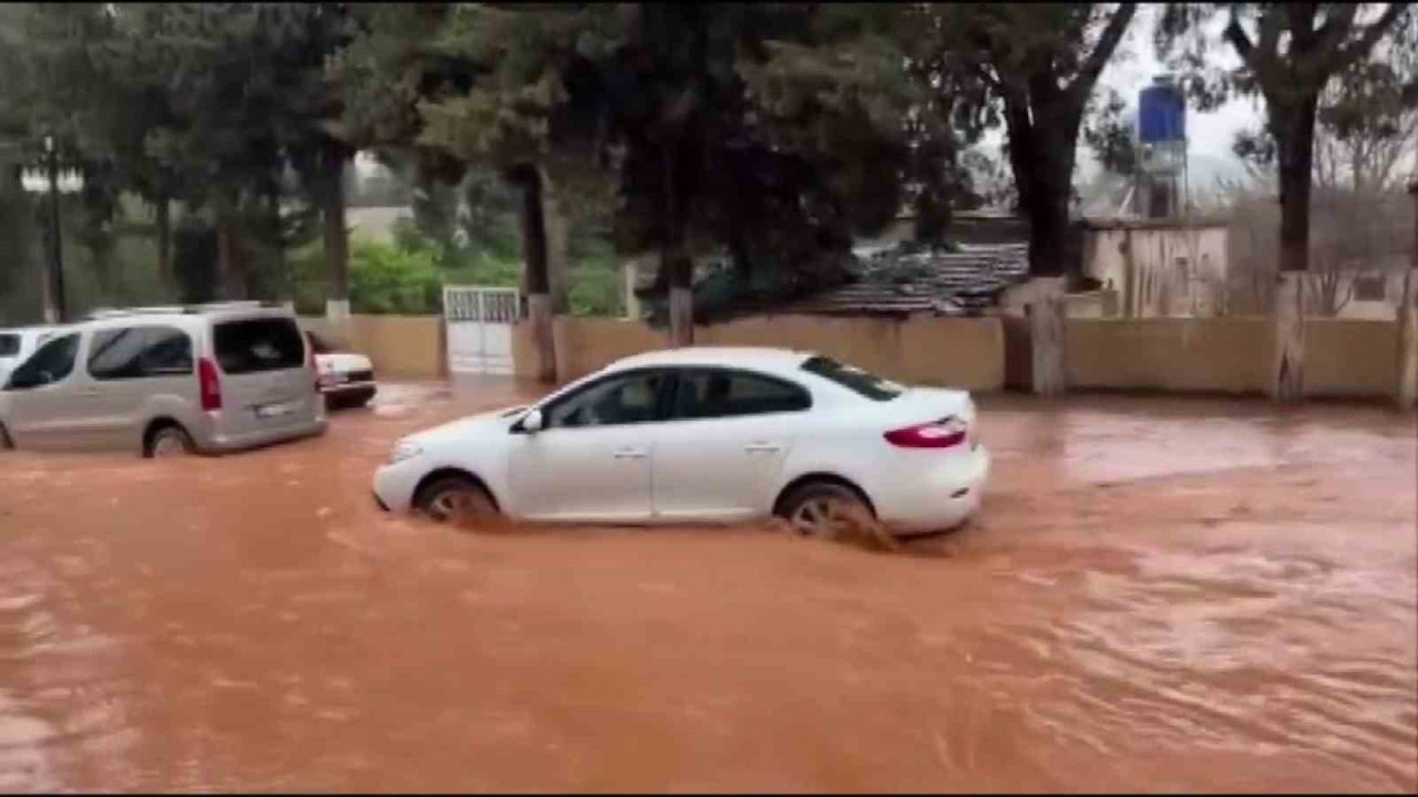 Hatay’da sağanak etkili oldu: Yollar göle döndü, otelin oto parkını su bastı