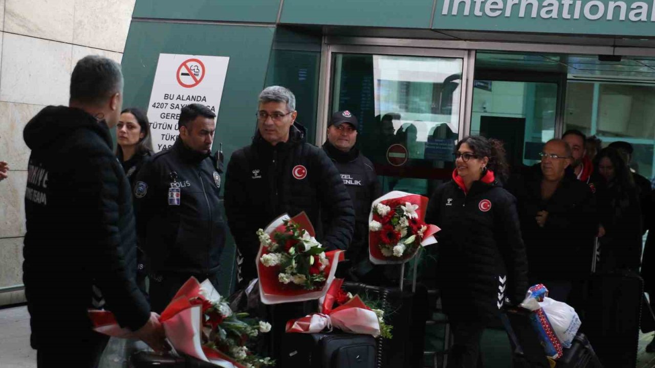 Havalı Silahlar Avrupa Şampiyonası’nı 7 madalyayla tamamlayan milli sporcular yurda döndü