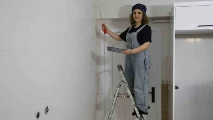 Hemcinsleri tırnaklarını boyarken o duvarları boyamayı tercih etti