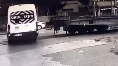 Hemzemin geçitte öğrenci servisine tren çarptı: O anlar kamerada