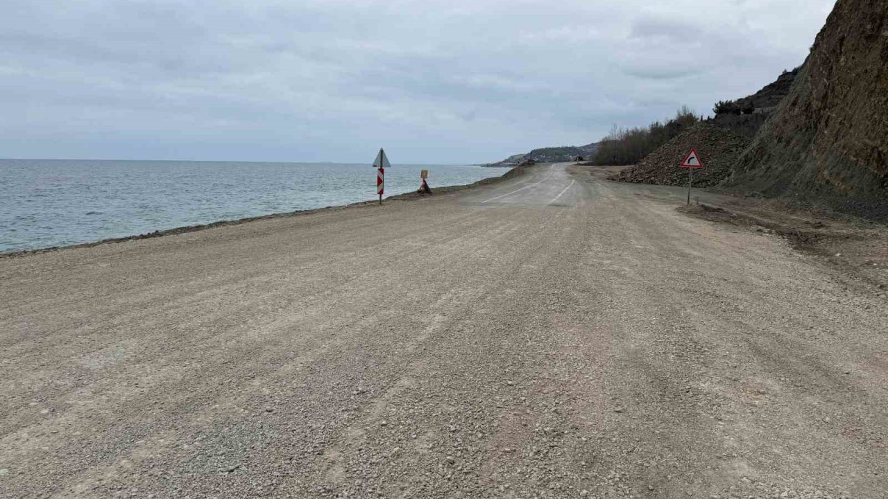 Heyelan sonrası kapanan yol yeniden ulaşıma açıldı
