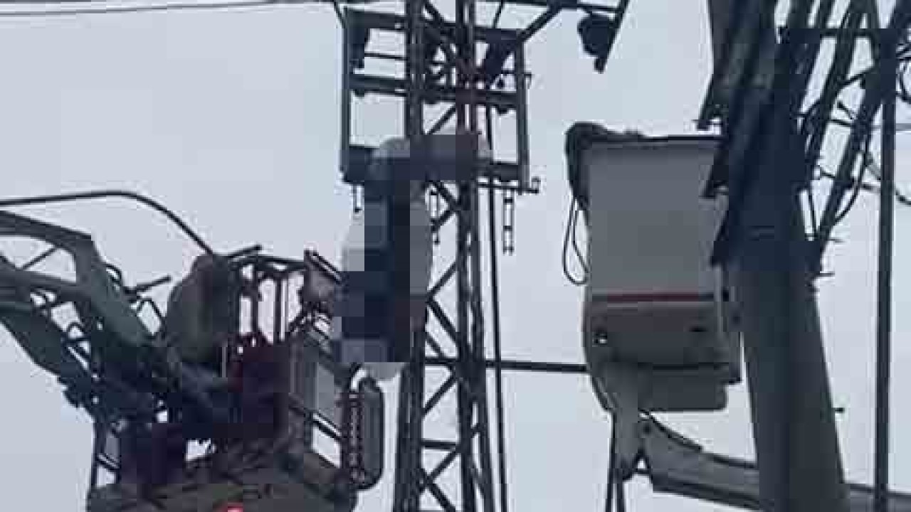 Hırsızlık için çıktığı elektrik direği sonu oldu