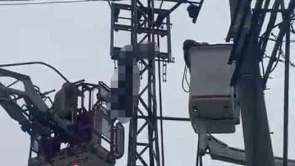 Hırsızlık için çıktığı elektrik direği sonu oldu