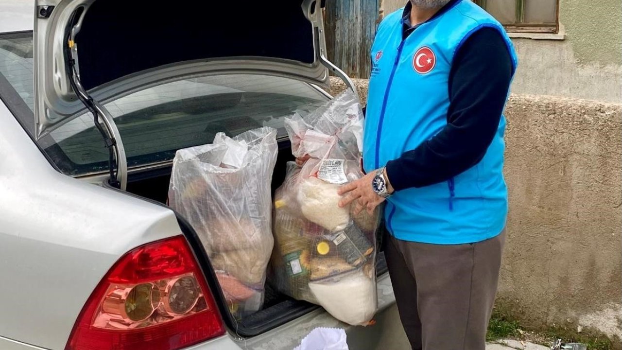 Hisarcık’ta fedakâr imam kapı kapı dolaşıp ihtiyaç sahiplerine yardım ulaştırıyor