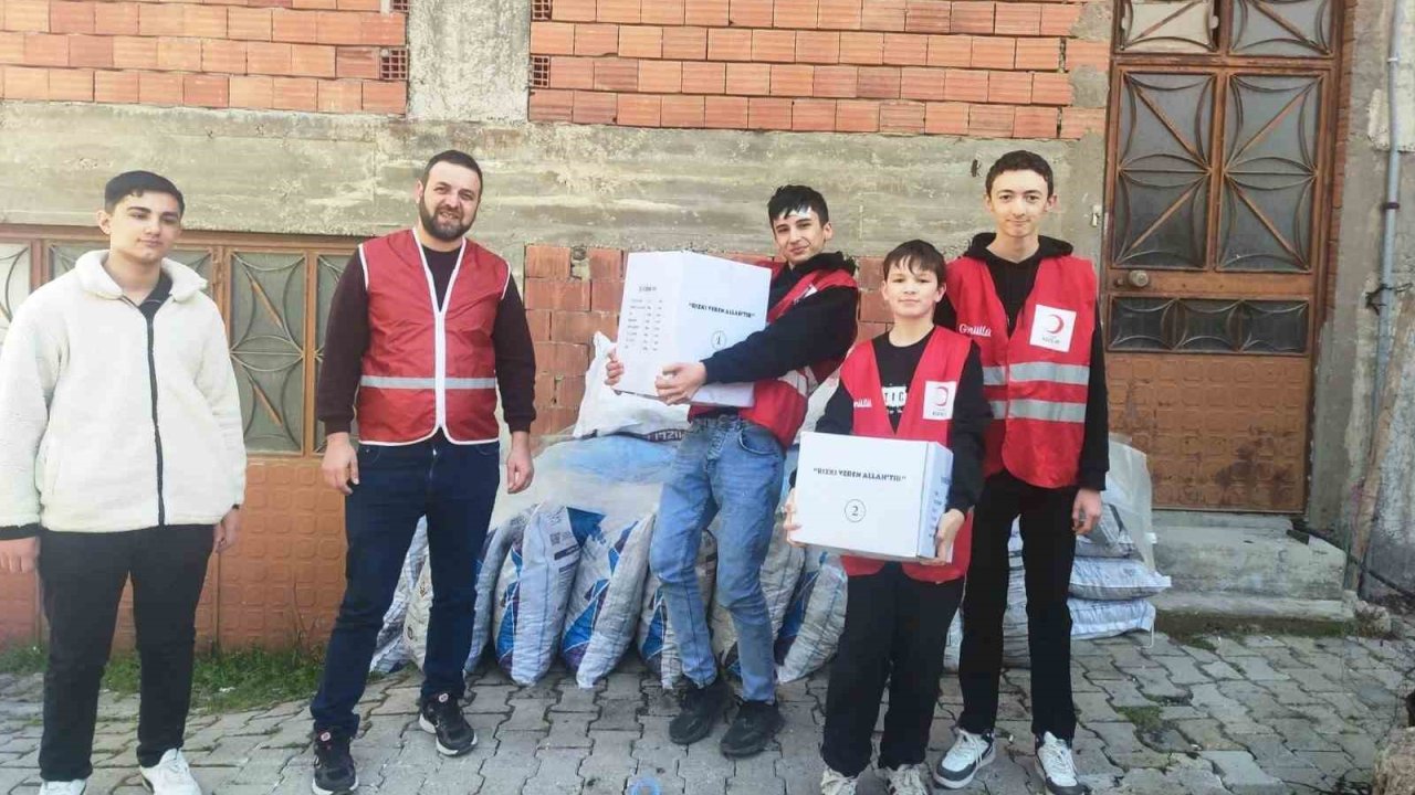 Hisarcık’ta öğrenciler Kızılay’ın yardım kolilerini ihtiyaç sahiplerine ulaştırdı