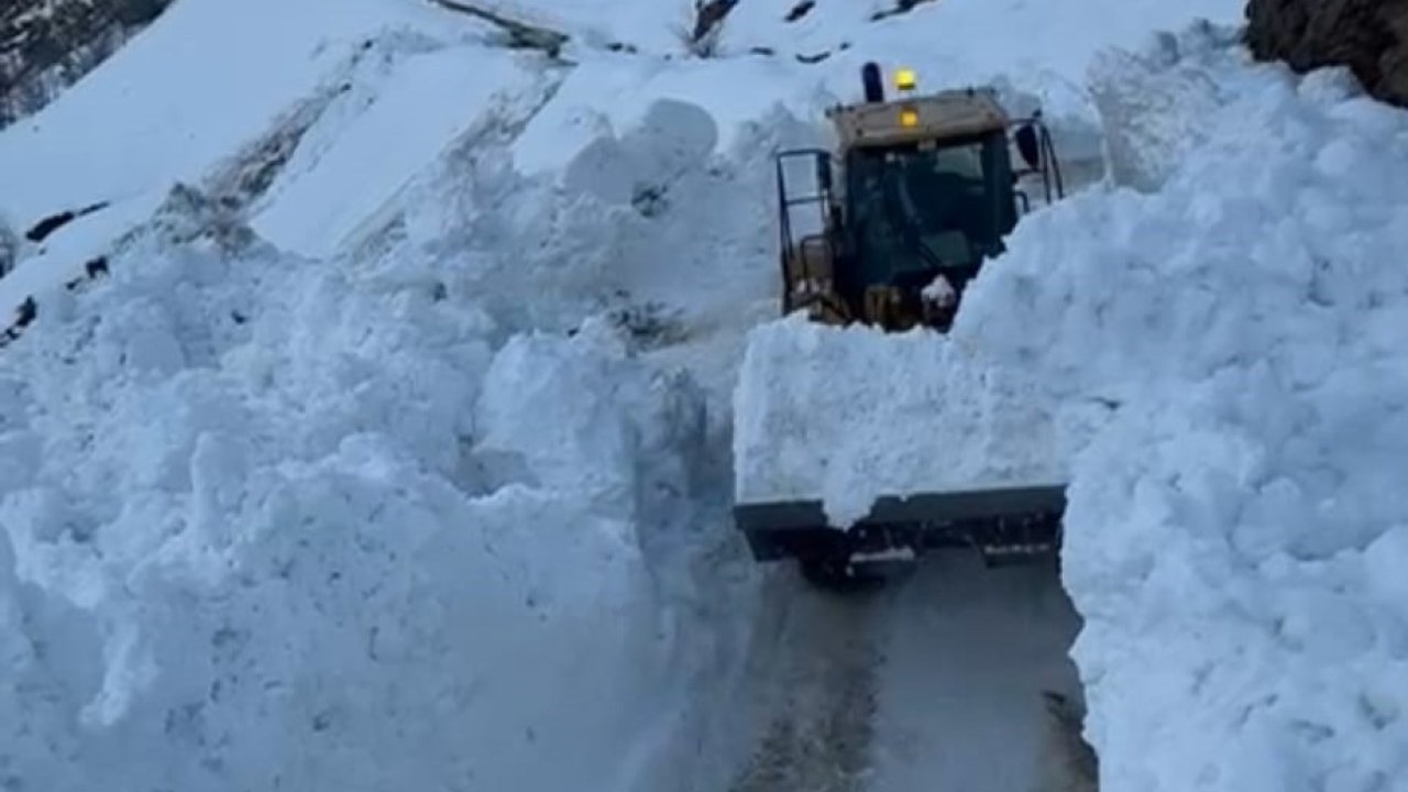 Hizan’da köy yoluna çığ düştü