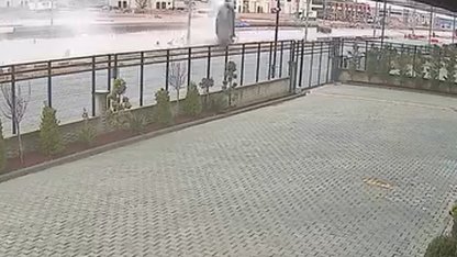 Hızla su birikintisine giren otomobil takla attı