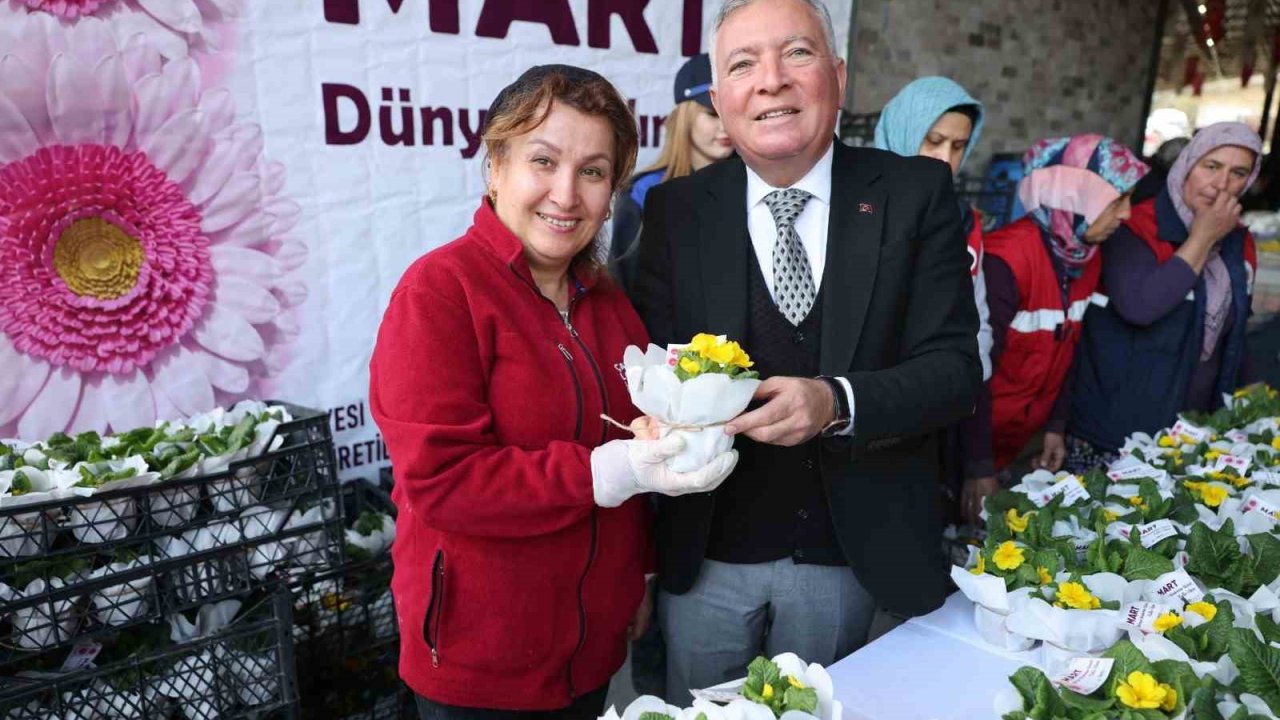 Honaz Tohum Merkezinde yetiştirilen çiçekler kadınlara hediye edildi