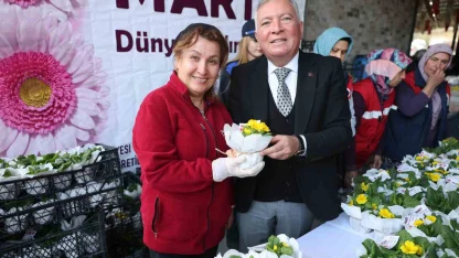 Honaz Tohum Merkezinde yetiştirilen çiçekler kadınlara hediye edildi