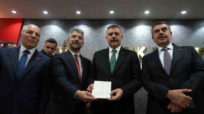 İçişleri Bakanı Çiftçi, AK Parti üyelik giriş beyannamesini imzaladı