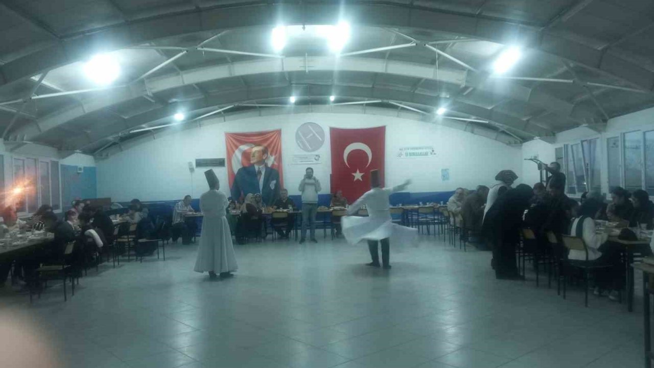 İftar sonrası öğrencilerden semazen gösterisi ve Ramazan manileri