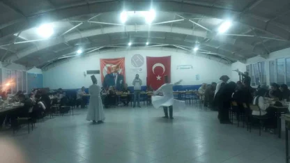 İftar sonrası öğrencilerden semazen gösterisi ve Ramazan manileri