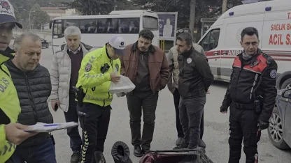 İftar vakti paket yetiştiren kurye kaza yaptı