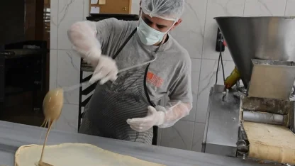 İftar ve sahur sofralarının vazgeçilmezi tahinli pide ilgi görüyor