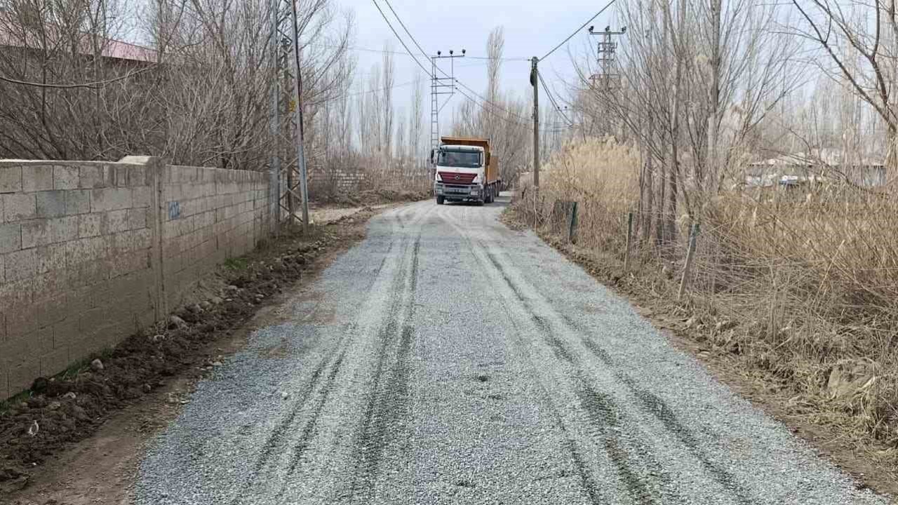 Iğdır’da köy yolunda onarım ve kumlama çalışması