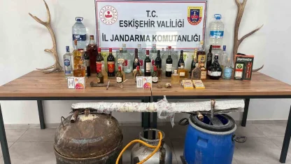 İkametlerinde faturasız kaçak alkol bulunduran 3 şüpheli yakalandı