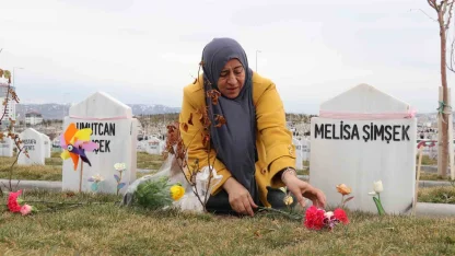 İki evladı vahşice öldürülen anne, bayram öncesi evlatlarının kabrini ziyaret etti