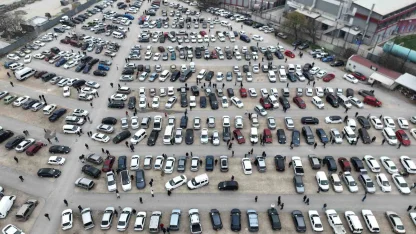 İkinci el oto pazarında buruk bayram