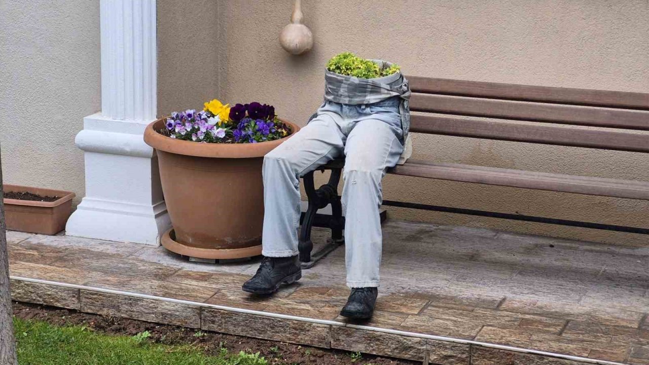 İlginç bahçe dekorasyonu hem ilginç, hem de ürkütücü