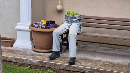 İlginç bahçe dekorasyonu hem ilginç, hem de ürkütücü