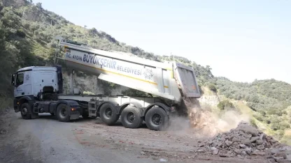 İncirliova’da çökme yaşanan yolda çalışmalar sürüyor